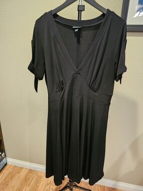 Torrid Black V-Neck Short Sleeve Women's Dress